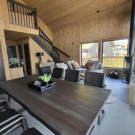 Elegant Black With Amenities In Prázdninový dům