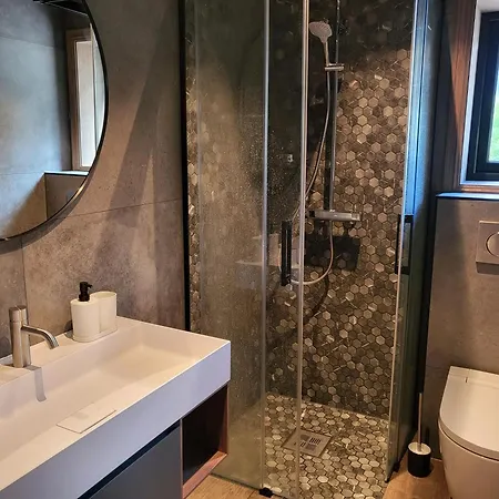 Elegant Black With Amenities In Prázdninový dům