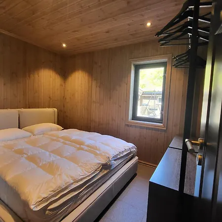 Elegant Black With Amenities In Vrådal