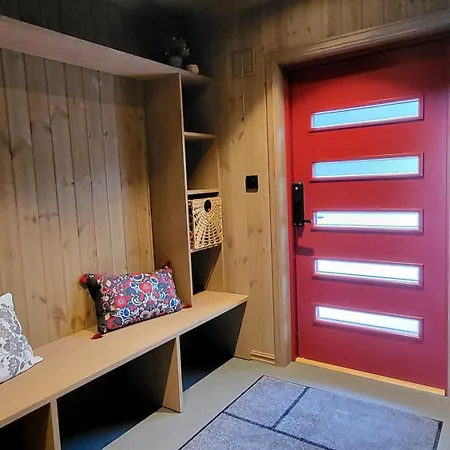 Elegant Black With Amenities In Prázdninový dům