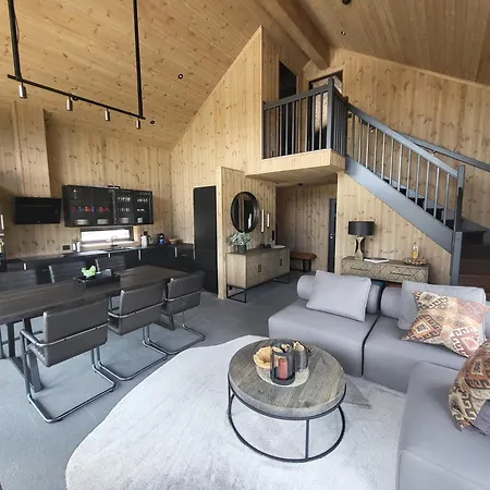 Elegant Black With Amenities In Prázdninový dům