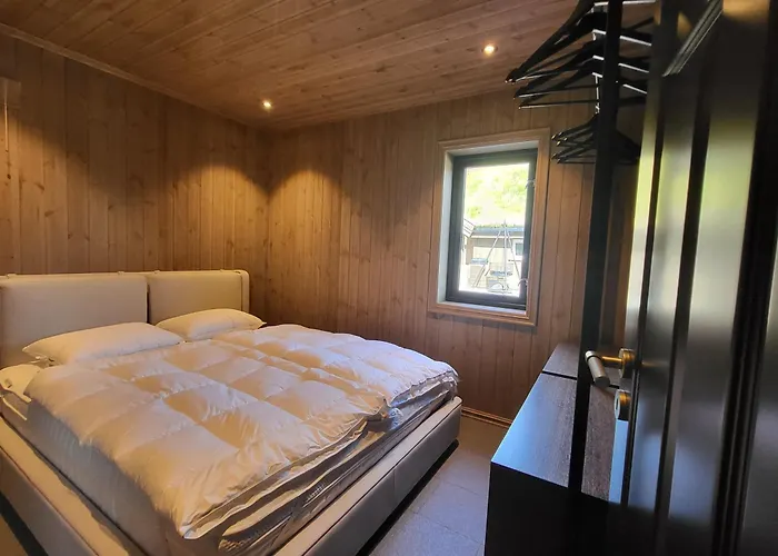 Elegant Black With Amenities In Vrådal